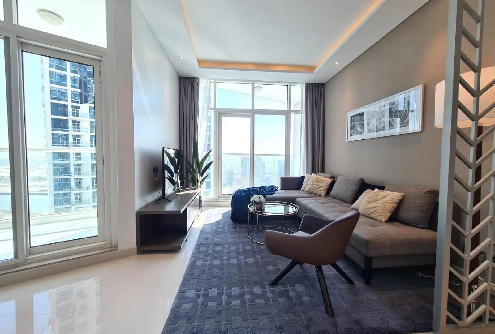 Modern Delux 1 Bed With Canal And Burj Khalifa View Apartment Dubai